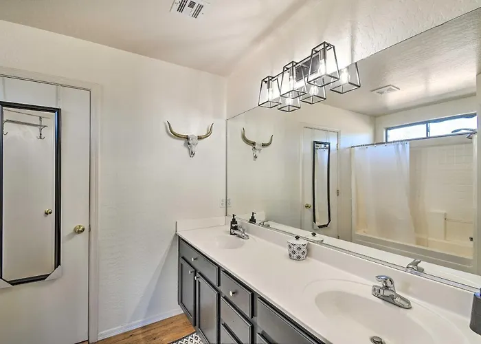 1 Mi To Stadium! Desert Poolside Oasis Holiday home *