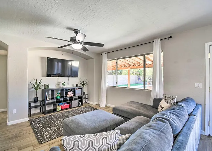 Holiday home 1 Mi To Stadium! Desert Poolside Oasis