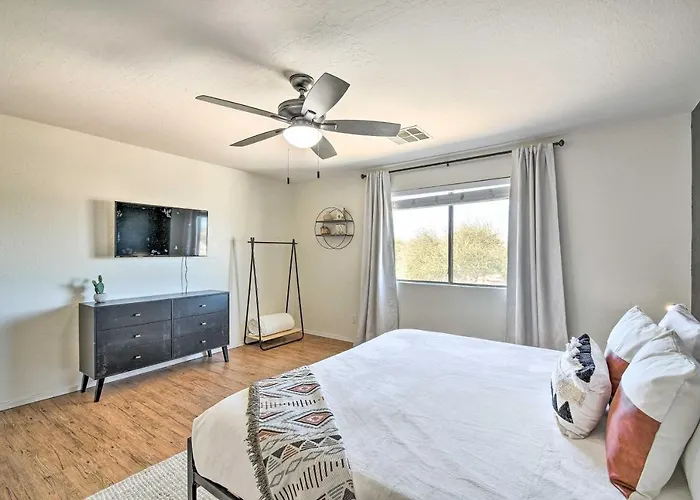 1 Mi To Stadium! Desert Poolside Oasis Holiday home *