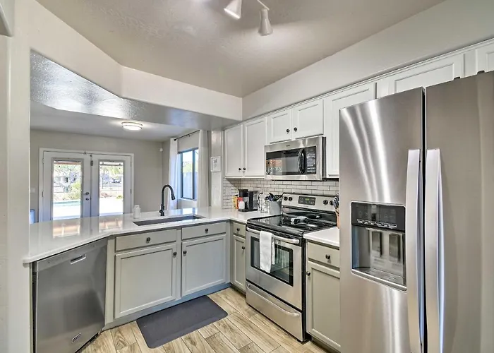 1 Mi To Stadium! Desert Poolside Oasis Holiday home