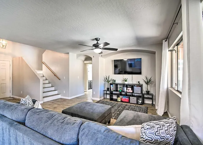 Holiday home 1 Mi To Stadium! Desert Poolside Oasis *