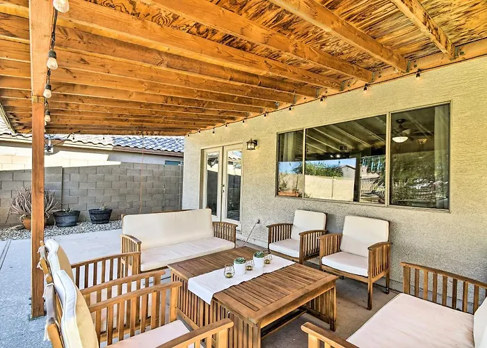 1 Mi To Stadium! Desert Poolside Oasis *