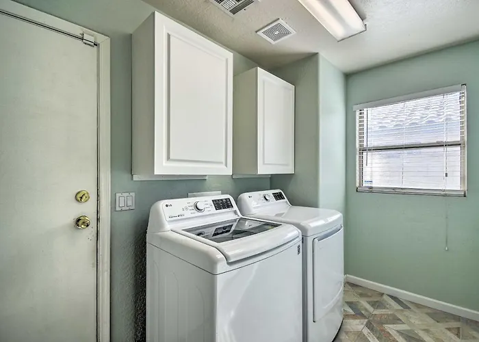 1 Mi To Stadium! Desert Poolside Oasis Holiday home *