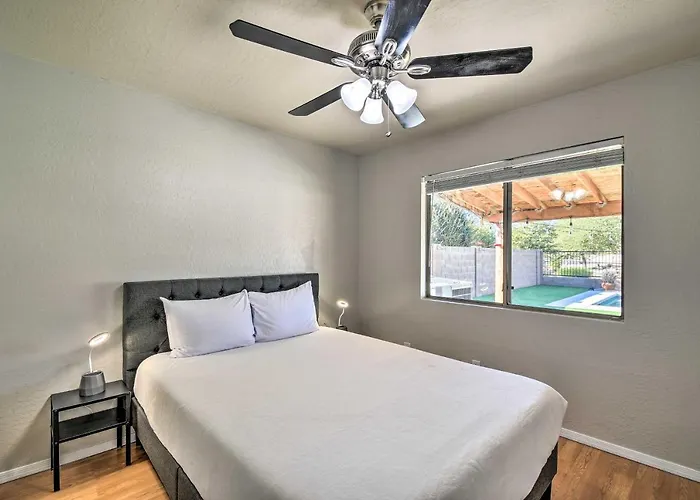 1 Mi To Stadium! Desert Poolside Oasis Holiday home