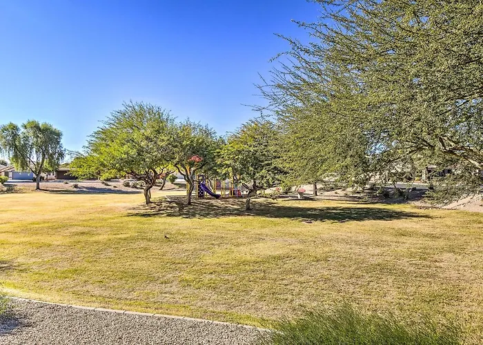 Holiday home 1 Mi To Stadium! Desert Poolside Oasis
