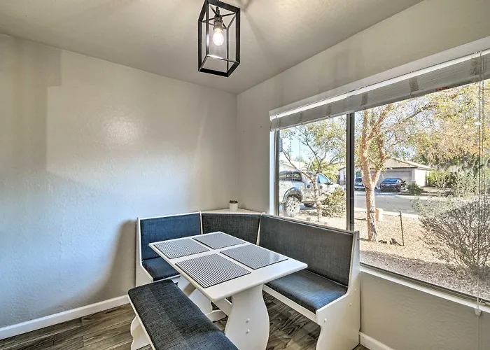 1 Mi To Stadium! Desert Poolside Oasis Holiday home
