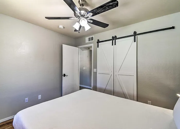 1 Mi To Stadium! Desert Poolside Oasis Holiday home *