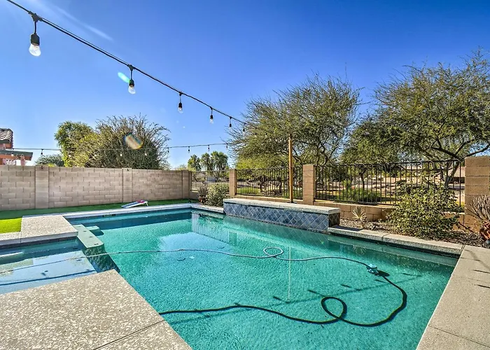 Holiday home 1 Mi To Stadium! Desert Poolside Oasis